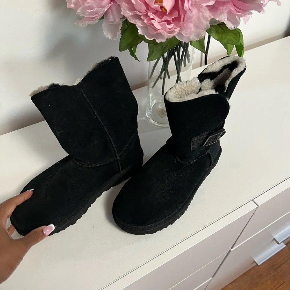 UGGS - Picture 2 of 6